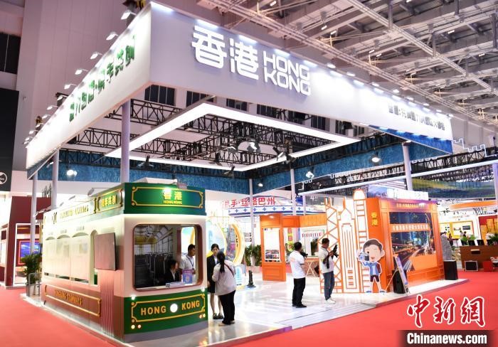 On June 16, the 2024 China Langfang International Economic and Trade Fair opened in Langfang, Hebei, China. This photo shows the exhibition and display activities at the fair, with the Hong Kong exhibition area attracting visitors. (Photo by Han Bing/ China News Service)