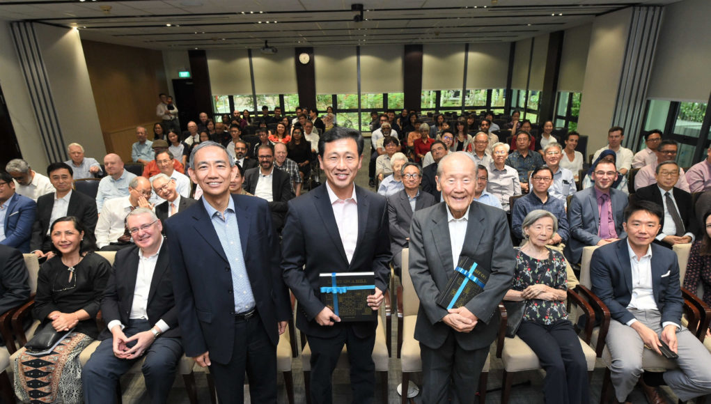 1A group photo with the audience after the launch_副本